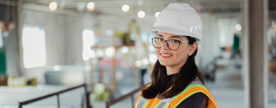 Julliane Corrêa at a construction site.